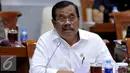 Jaksa Agung HM Prasetyo saat menghadiri Rapat Kerja dengan Komisi III DPR RI, Jakarta, Kamis (21/4). Kekalahan ‎Kejagung dalam sejumlah praperadilan disinggung dalam rapat kerja Komisi III DPR. (Liputan6.com/Johan Tallo)