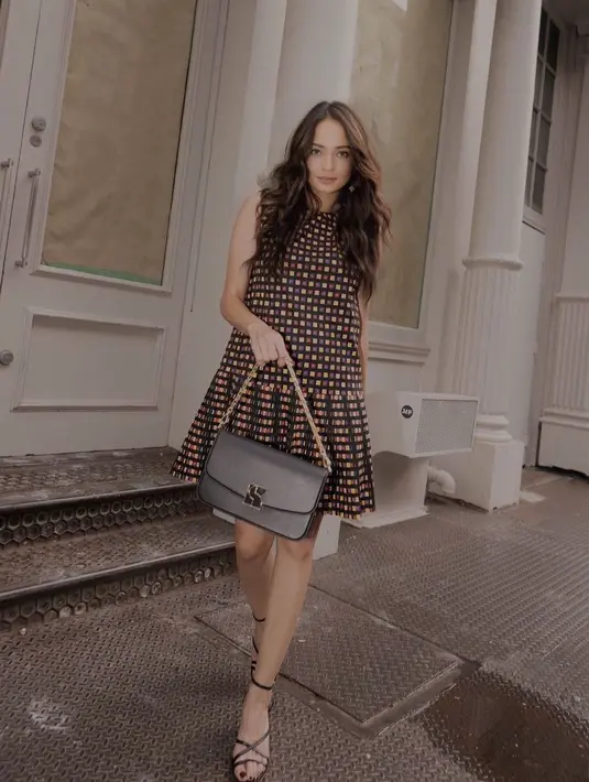 Cantiknya Enzy Storia dengan rambut panjangnya. Enzy juga seringkali terlihat membiarkan rambut panjangnya tergerai, di sini, ia menata rambutnya ikal yang loose, membingkai wajahnya dengan amat baik. [Foto: Instagram/
enzystoria]