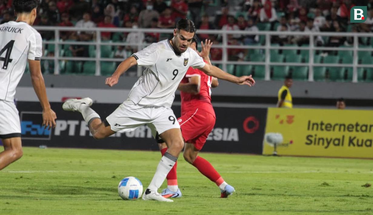 <p>Pemain Timnas Indonesia U-23, Jens Raven berusaha mencetak gol ke gawang Laos dalam laga Grup J Kualifikasi Piala Asia U-23 2026 di Stadion Gelora Delta, Sidoarjo, Jawa Timur, Rabu (03/09/2025). (Bola.com/Wahyu Pratama)</p>