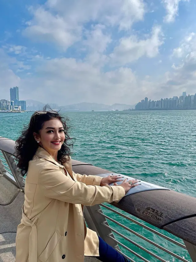 6 Potret Bella Saphira Sambut Awal 2024 di Hong Kong, Awet Muda di Usia 50 Tahun