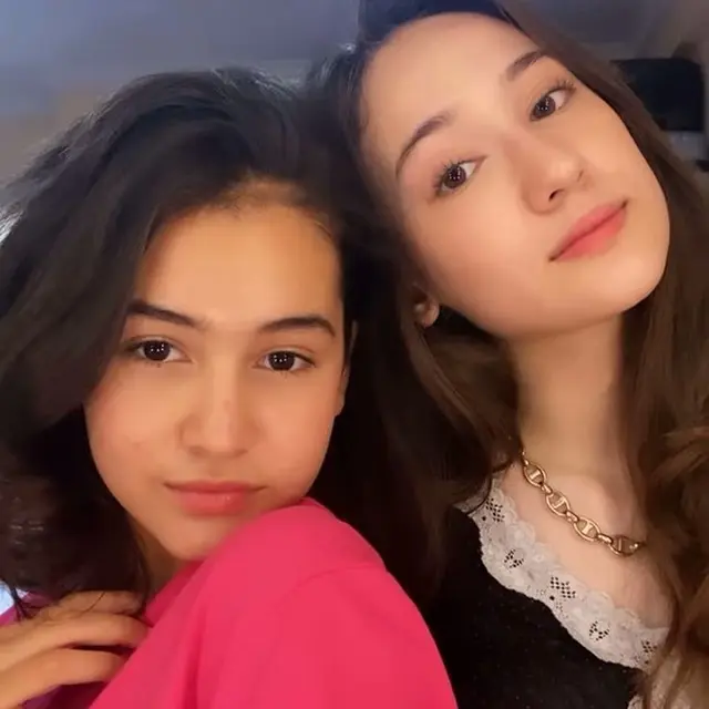6 Potret Kebersamaan Sandrinna Michelle dan Laura Moane, Bak Kembar