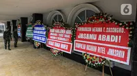Sejumlah tentara melihat karangan bunga di halaman Kantor PT Asuransi Jiwasraya (Persero), Jakarta, Selasa (15/12/2020). Nasabah Jiwasraya ramai-ramai mengirimkan karangan bunga ke Kantor PT Asuransi Jiwasraya (Persero). (Liputan6.com/Faizal Fanani)