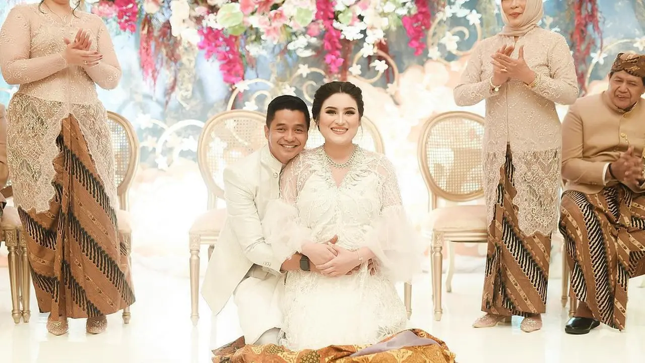 Tampil Memesona, Ini 7 Momen Acara Tujuh Bulanan Angbeen Rishi dan Adly Fairuz