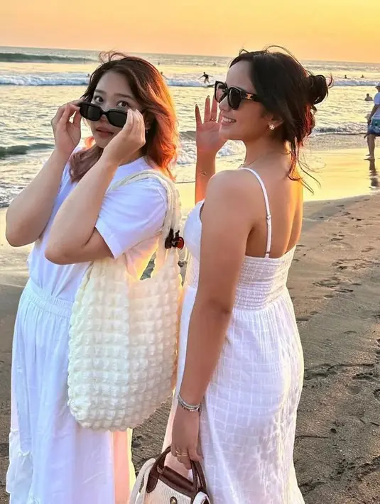 Kaos lengan pendek tersebut pun dipadukan dengan rok panjang ruffle. Sambil membawa tote bag kekinian warna putih. [@camilliazr]