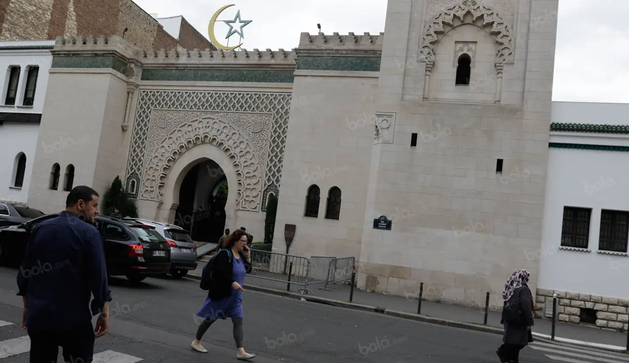 Warga melintasi Grande Mosquee de Paris atau Masjid Raya Paris yang terletak di Arondisemen Ve, Paris, Prancis, Senin (4/7/2016). Masjid ini merupakan salah satu yang tertua dan terbesar di Prancis. (Bola.com/Vitalis Yogi Trisna)
