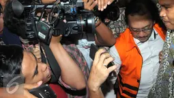 Sudi Wantoko terkena OTT bersama dua orang lainnya, Jakarta, Jumat (1/4). Ketiganya ditangkap usai melakukan serah terima uang sejumlah AS$148.835 di sebuah hotel di bilangan Cawang, Jakarta Timur. (Liputan6.com/Helmi Afandi) 
