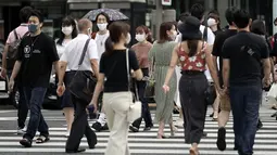 Orang-orang yang memakai masker wajah untuk membantu mencegah penyebaran virus corona melintasi jalan perbelanjaan di Tokyo, Kamis (10/9/2020). Ibu kota Jepang itu mengonfirmasi lebih dari 270 kasus virus corona pada Kamis. (AP Photo / Eugene Hoshiko)