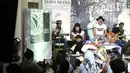 Aksi personil band Slank saat pembukaan pameran foto dan peluncuran buku "Tanpa Batas" bersama #KLYLOUNGE di Jakarta, Jumat (14/12). Fotografer Tjandra Moh Amin meluncurkan buku Tanpa Batas Slank. (Liputan6.com/Herman Zakharia)