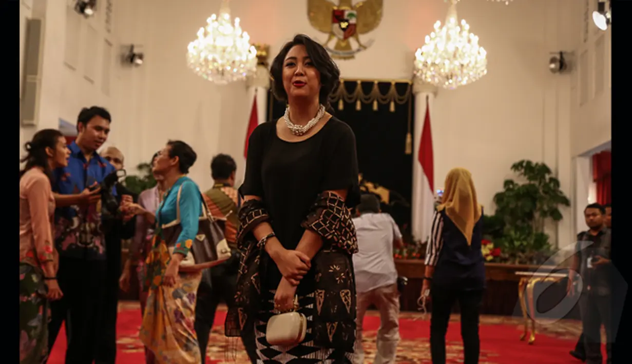 Sherina terlihat sederhana tanpa memamerkan keglamoran saat mengahadiri pelantikan ayahnya di Istana Negara, Jakarta, Senin (26/1/2015). (Liputan6.com/Faizal Fanani)