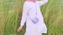 Seleb kelahiran 1994 ini memang dikenal sering mengenakan busana simpel. Kali ini mengenakan tunik berwarna lilac dipadukan dengan kulot putih. Topi pantai yang dipakai juga membuat Fida tampak stylish. (Liputan6.com/IG/@fida310)
