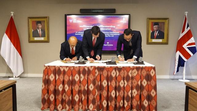 Menteri BUMN Erick Thohir menyaksikan penandatanganan nota kesepahaman antara Pertamina Group dengan perusahaan Eropa Trafigura di London, Inggris, Jumat (30/9/2022). (Dok KBUMN)