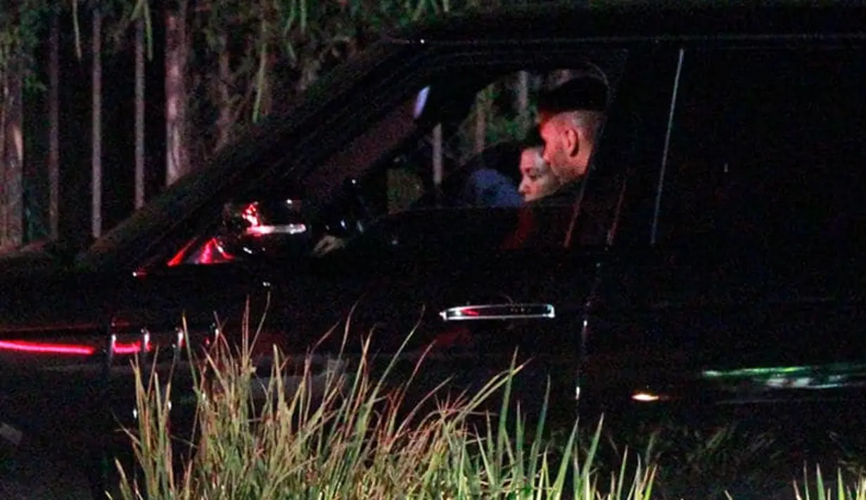 Younes Bendjima dan Kourtney Kardashian sendiri sempat tertangkap kamera kembali bertemu dalam mobil Kourt. (FIA Picture - TMZ)