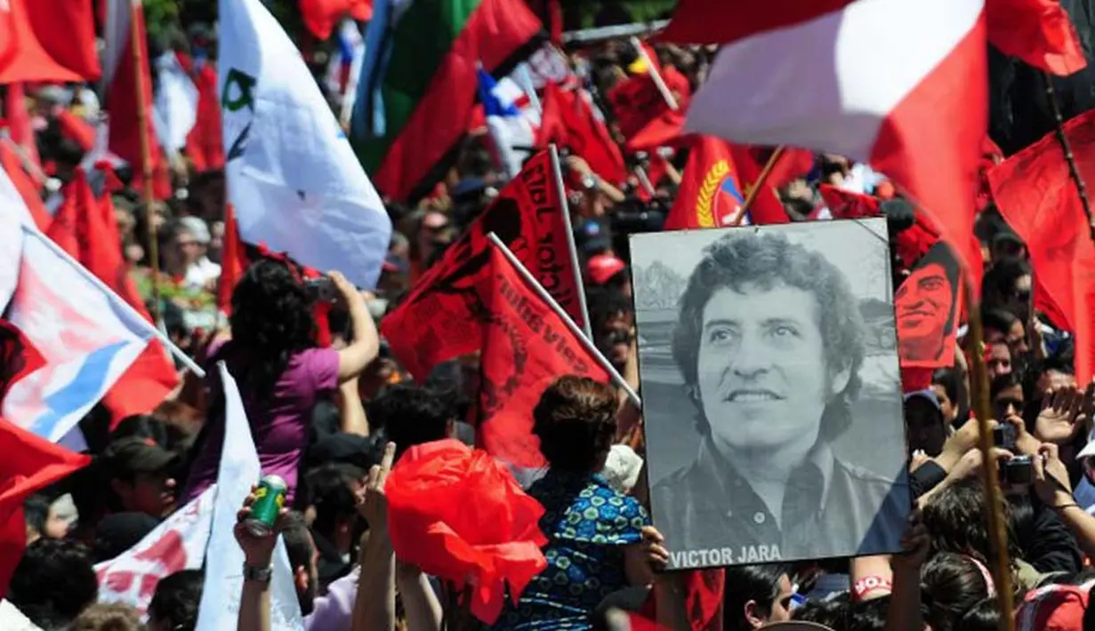 Sempat diminta untuk loyal kepada pemerintah, namun Jara pun mengabaikan gertakan tersebut. Ia pun akhirnya menjadi salah satu orang yang ditangkap di stadion di Santiago yang kemudian disiksa dan ditembak mati. (AFP/Bintang.com)