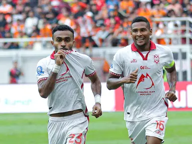 Pemain Malut United, Yance Sayuri, melakukan selebrasi setelah mencetak gol ke gawang Persija Jakarta pada laga pekan ke-3 BRI Super League di  di Jakarta International Stadium, Sabtu (23/8/2025) sore WIB. (Bola.com/Abdul Aziz)
