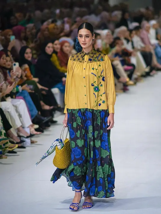 Melihat lagi ketika Paula Verhoeven berjalan di runway sebagai seorang model. [Foto: Instagram/paula_verhoeven]