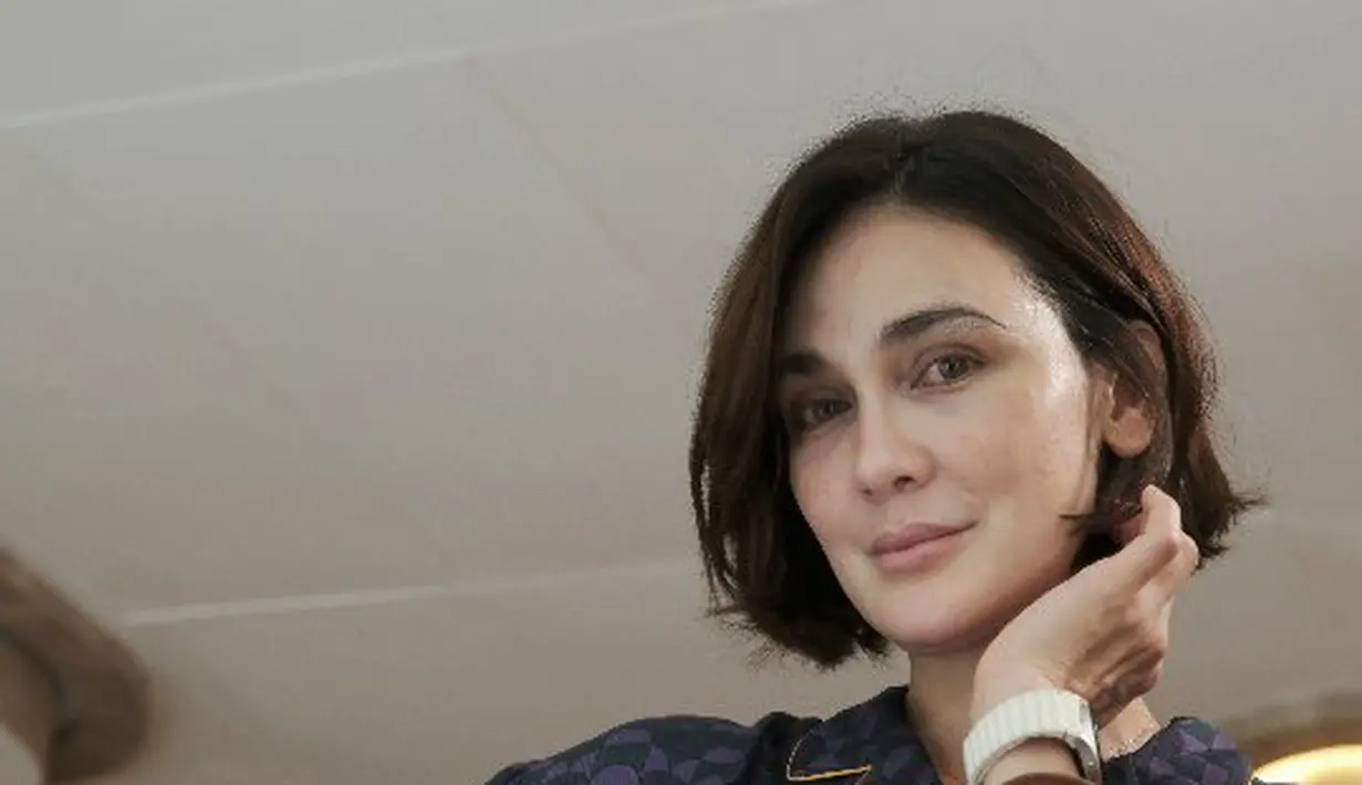 Luna Maya mengakhiri 2025 dengan memangkas rambut menjadi sangat pendek. Selain ngaku untuk buang sial, bagi Luna Maya rambut pendek bebas ribet. (Foto: Dok. Instagram @lunamaya)