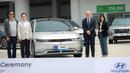 <p>Presiden Direktur Hyundai, Woojune Cha (tengah kiri), Direktur Usia Muda FIFA, Roberto Grassi (tengah kanan), Wakil Ketua Umum PSSI, Ratu Tisha (kanan) dan COO Hyundai Motors Indonesia, Franciscus Soerjopranoto berfoto bersama saat Official Car Handover Ceremony FIFA U-17 World Cup Indonesia di Jakarta International Stadium (JIS), Jakarta, Selasa (07/11/2023). Sebanyak 148 mobil Hyundai dari berbagai jenis diserahkan untuk kendaraan ofisial FIFA selama Piala Dunia U-17 2023. (Bola.com/Bagaskara Lazuardi)</p>