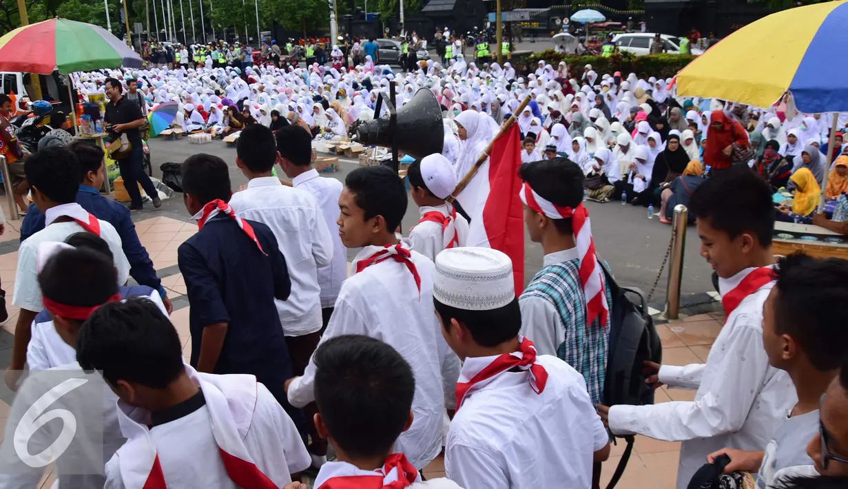Warga muslim Semarang mengikuti jejak saudara muslim mereka yang menggelar Aksi Damai 212 atau Aksi Bela Islam III di Jakarta, Semarang, Jawa Tengah, Jumat (02/12). (Liputan6.com/Gholib)