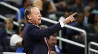 Pelatih Atlanta Hawks, Mike Budenholzer, Sabtu (5/3/2016), dijatuhi hukuman tak boleh mendampingi timnya untuk satu pertadingan NBA. (Bola.com/Twitter/NBA.com)