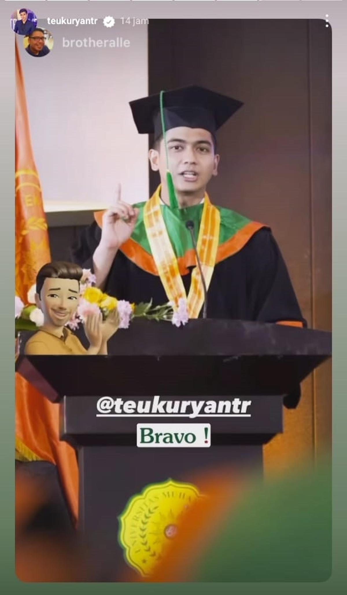 "Sedih lah pasti, karena istri saya saat ini nggak ada, karena kerja. Jadi saya mohon doanya aja untuk kelancaran semuanya,"