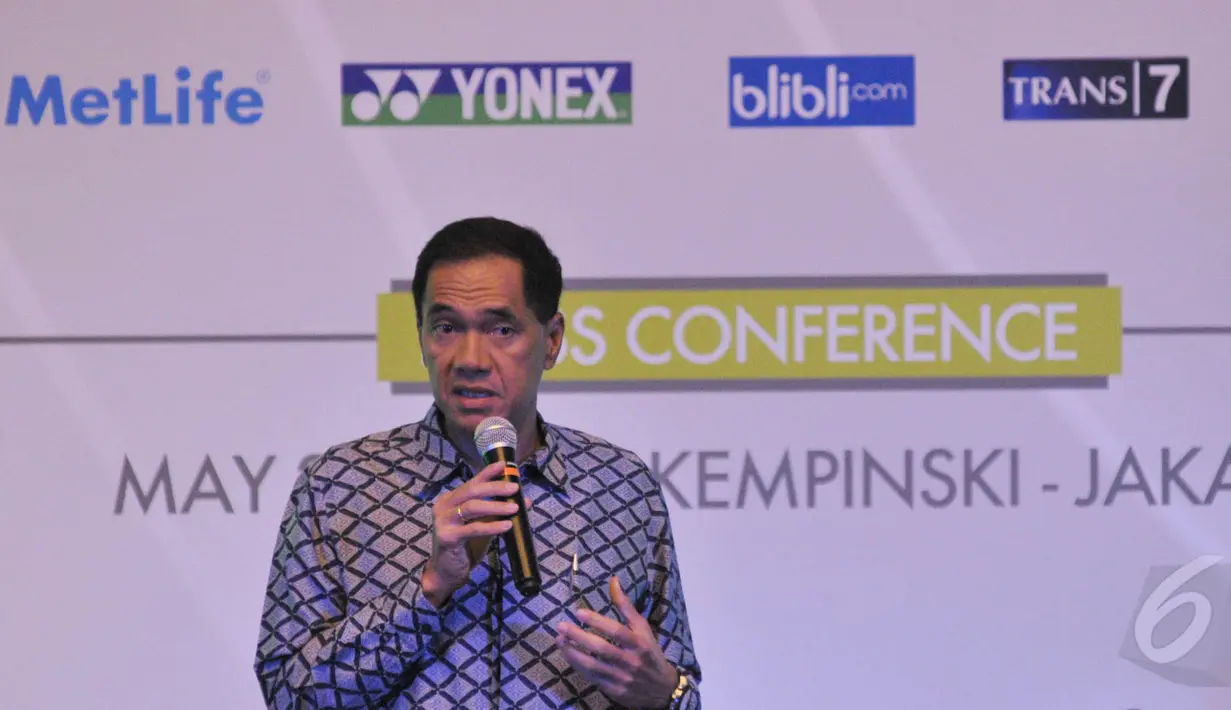 Ketua Umum PP PBSI, Gita Wirjawan memberikan keterangan pers terkait ajang BCA Indonesia Open Series Premier 2015, Jakarta, Senin (25/5/2015). Nomor ganda putra dan ganda campuran menjadi andalan PBSI untuk meraih gelar. (Liputan6.com/Herman Zakharia)