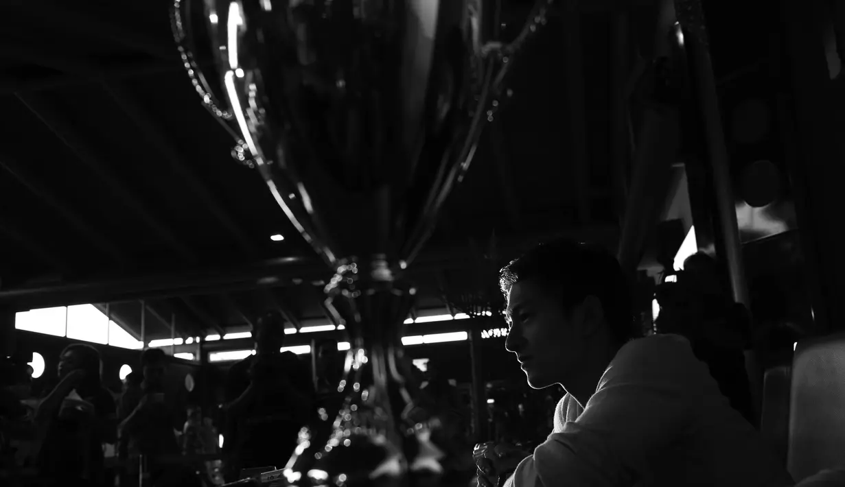 Pebalap Nasional, Rio Haryanto saat memberikan keterangan pers di Bandara Soekarno-Hatta, Cengkareng, Tangerang, Rabu (2/11/2015). (Bola.com/Nicklas Hanoatubun)