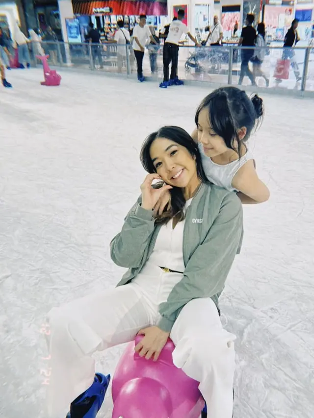 Potret Gisel dan Gempi Kompak Main Ice Skating (credit: https://www.instagram.com/gisel_la/)