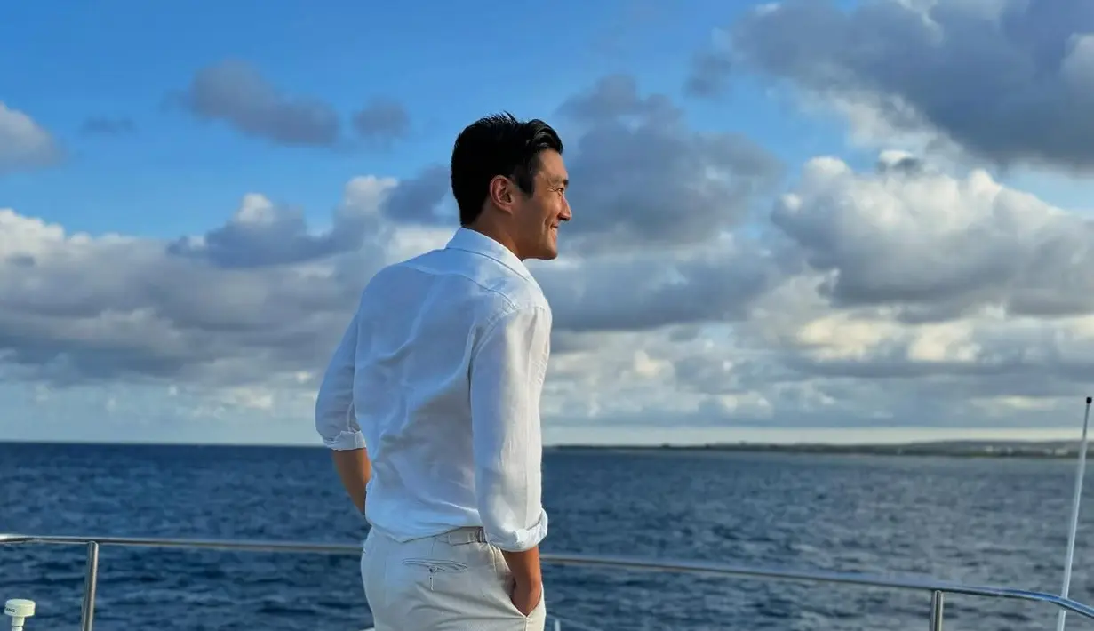 <p>Siwon menikmati laut biru sambil tersenyum. Bali sepertinya menjadi salah satu destinasi yang berkesan baginya. (Foto: Instagram/ siwonchoi)</p>