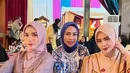 Meski sudah berusia kepala empat, pesonanya tak memudar sedikitpun. Ibu lima anak tersebut tampak awet muda. Penampilannya mengenakan hijab ini juga terlihat begitu anggun.(Liputan6.com/IG/@ussypratama)