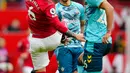 Pemain Manchester United Lisandro Martinez (kiri) berebut bola dengan pemain Southampton Carlos Alcaraz pada pertandingan sepak bola Liga Inggris di Stadion Old Trafford, Manchester, Inggris, 12 Maret 2023. Pertandingan berakhir imbang dengan skor 0-0. (AP Photo/Jon Super)