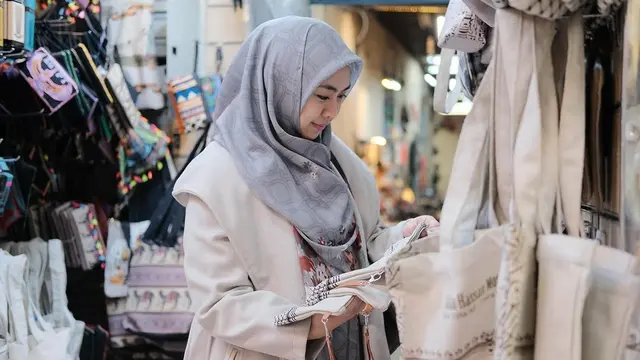 Potret Oki Setiana Dewi Asyik Belanja di Pasar Khan El Khalili. (instagram/okisetianadewi)