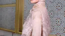 Putri Zulkifli Hasan atau biasa dikenal dengan sebutan Putri Zulhas tampil menawan dibalut outfit bernuansa pink dan hijab polos yang senada. Makeup bold dan nuansa pink yang lembut dan glowing semakin menyempurnakan penampilan Putri Zulhas secara keseluruhan. [Foto: Instagram/putri_zulhas]