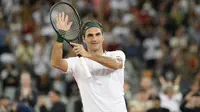 1. Roger Federer (Tenis) - Petenis Swiss ini menempati posisi teratas sebagai atlet dengan pendapatan tertinggi tahun 2020 yaitu sebesar USD 106,3 juta (Rp 1,55 triliun). Endorsement merupakan sumber terbesar pria 38 tahun itu. (AFP/Rodger Bosch)