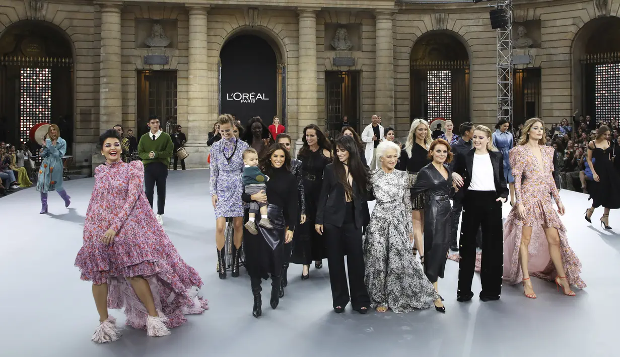 Penyanyi Camila Cabello (tengah) bersama sejumlah aktris berpose di catwalk memakai kreasi dari koleksi L'Oreal Ready To Wear Spring-Summer 2020 selama pekan mode di Paris (28/9/2019). (Photo by Vianney Le Caer/Invision/AP)