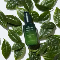 Innisfree menghadirkan Green Tea Seed Serum with Biome Science sebagai serum generasi keempat yang dapat memberikan hidrasi instan pada kulit. (Foto: innisfree)