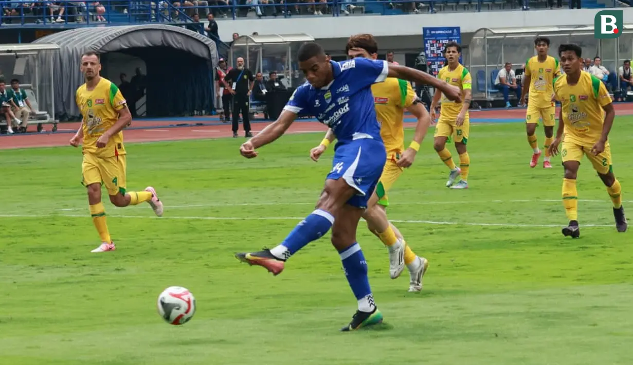 <p>Persib Bandung berhasil menjebol gawang Persebaya Surabaya pada menit ke-53 melalui skema serangan balik. (Bola.com/Erwin Snaz)</p>