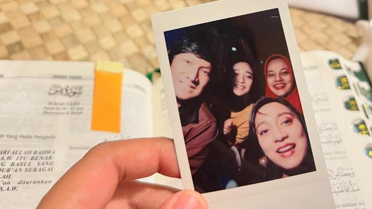 Mengharukan, Chikita Fawzi Unggah Foto Formasi Lengkap Keluarga di Samping Jenazah Marissa Haque