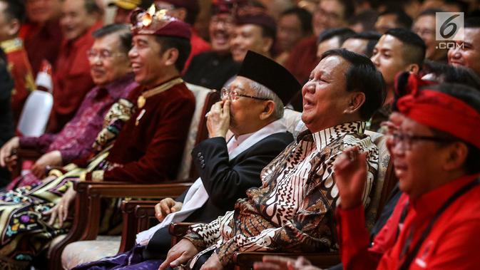 Ekspresi Ketua Umum Partai Gerindra Prabowo Subianto (kanan) yang didampingi wakil presiden terpilih Ma'ruf Amin saat menghadiri Kongres V PDIP di Bali, Kamis (8/8/2019). Kedatangan Prabowo ke Kongres PDIP untuk memenuhi undangan Ketua Umum PDIP Megawati Soekarnoputri. (Liputan6.com/JohanTallo)