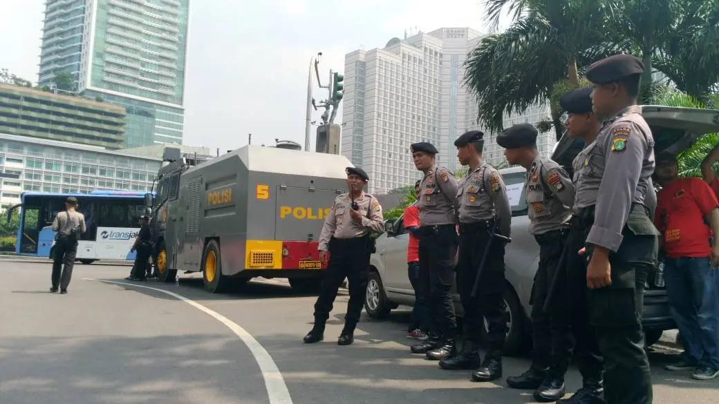 Aparat berjaga di kawasan Bundaran HI yang menjadi perlintasan massa aksi di Hari Buruh Internasional (Liputan6.com/Naufal)