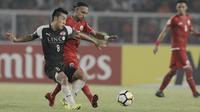 Gelandang Persija Jakarta, Rohit Chand, berebut bola dengan striker Home United, Song Ui-young, pada laga Piala AFC di SUGBK, Jakarta, Selasa (15/5/2018). Persija takluk 1-3 dari Home United. (Bola.com/M Iqbal Ichsan)