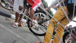 Salah seorang pengunjung memompa ban sepedanya di tempat bengkel dadakan di kawasan Bundaran Hotel Indonesia, Jakarta, Minggu (14/12/2014). (Liputan6.com/Faizal Fanani)