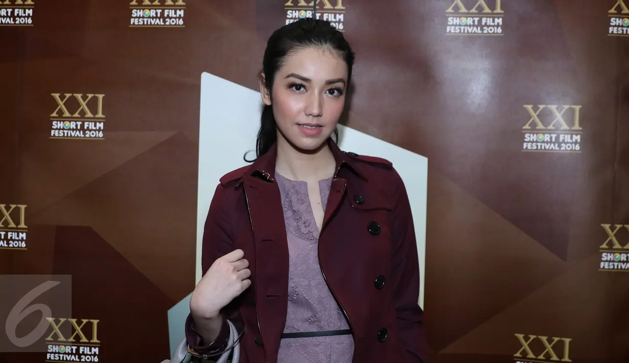 Artis cantik Velove Vexia ketika ditemui di Epicentrum Kuningan, Jakarta, Selasa (15/3/2016). Velove mengaku dekat dan kenal dengan Didit Hediprasetyo karena sering dibuatkan busana. (Liputan6.com/Herman Zakharia)