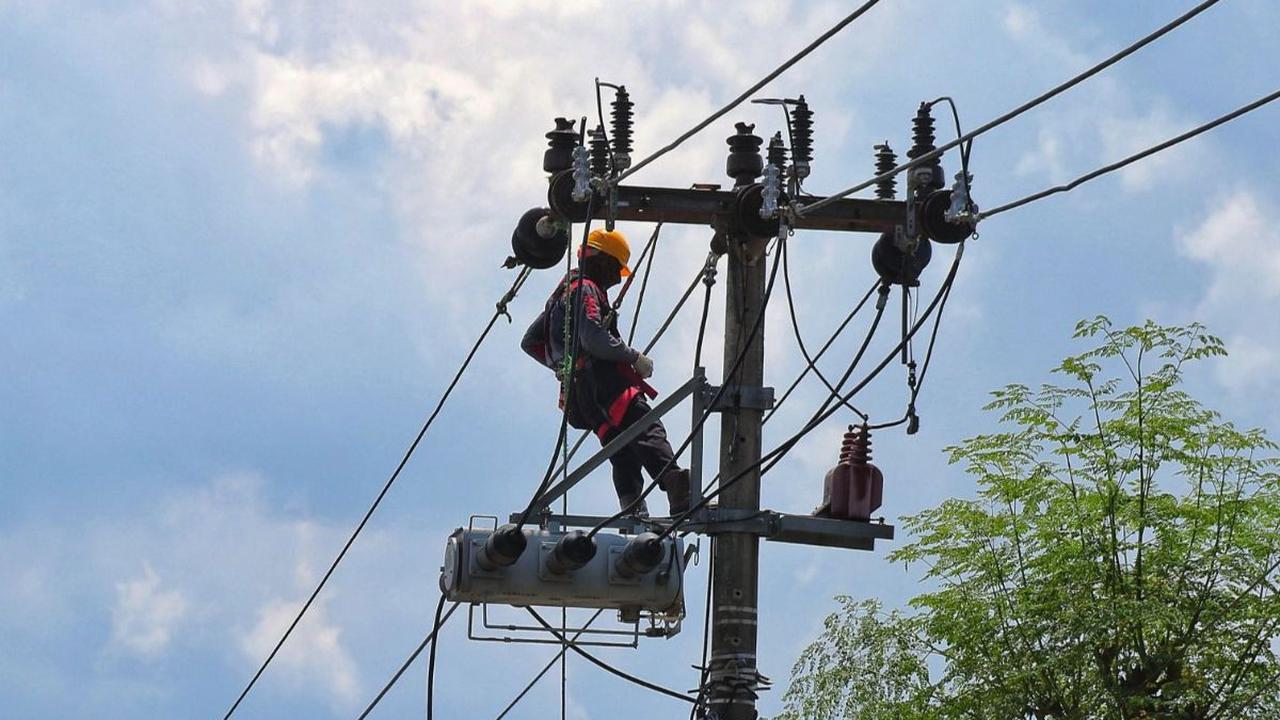 Dia menjelaskan, kabel-kabel seperti kabel listrik, fiber optik semuanya ditata dengan baik di dalam tanah atau tidak ada yang muncul di permukaan sehingga tidak mengancam keselamatan warga sekitar.