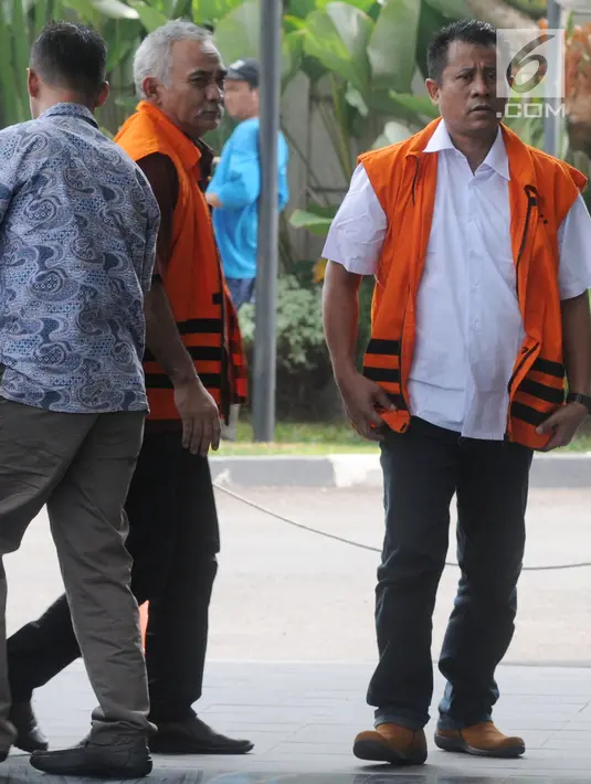 Anggota DPRD Kota Malang Heri Subianto (tengah) dan Sokarno (kanan) tiba di Gedung KPK, Jakarta, Jumat (22/6). KPK memperpanjangan masa penahanan bagi 11 anggota DPRD Kota Malang selama 30 hari. (Merdeka.com/Dwi Narwoko)