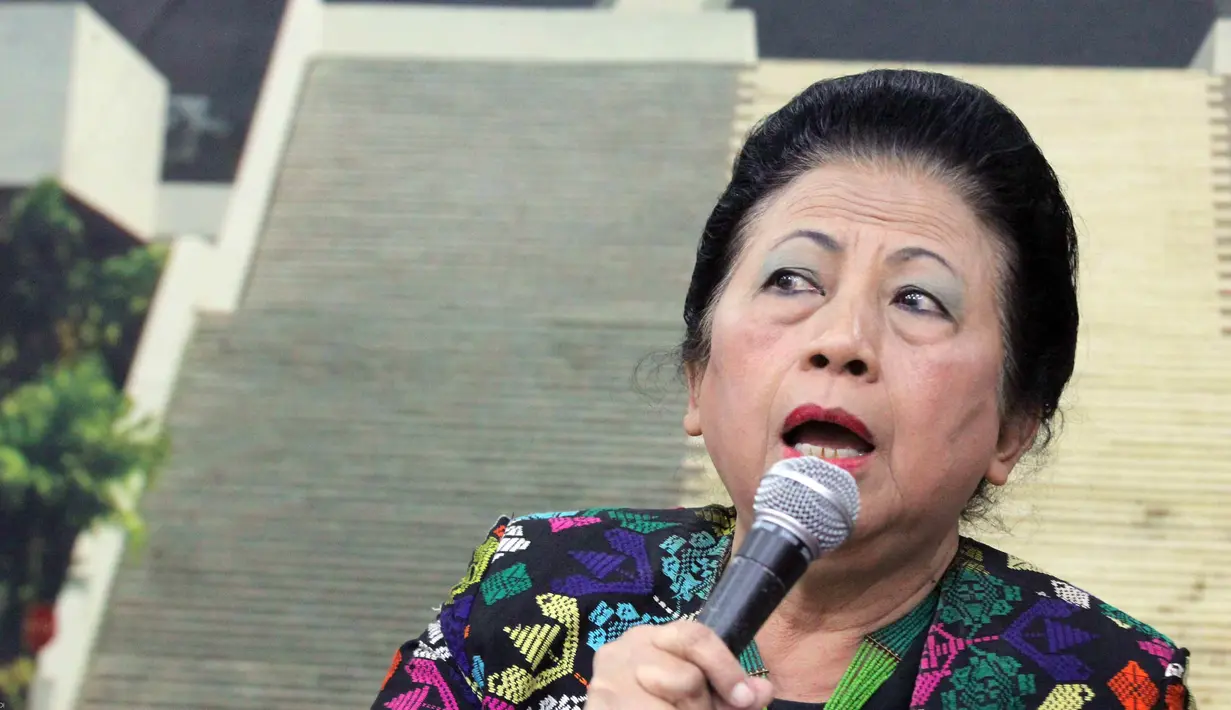 Ceu Popong menjelaskan RUU Sistem Perbukuan akan direalisasikan agar buku-buku bisa dibeli rakyat dengan harga terjangkau, Pressroom DPR RI, Jakarta, Selasa (26/5/2015). (Liputan6.com/Helmi Afandi)