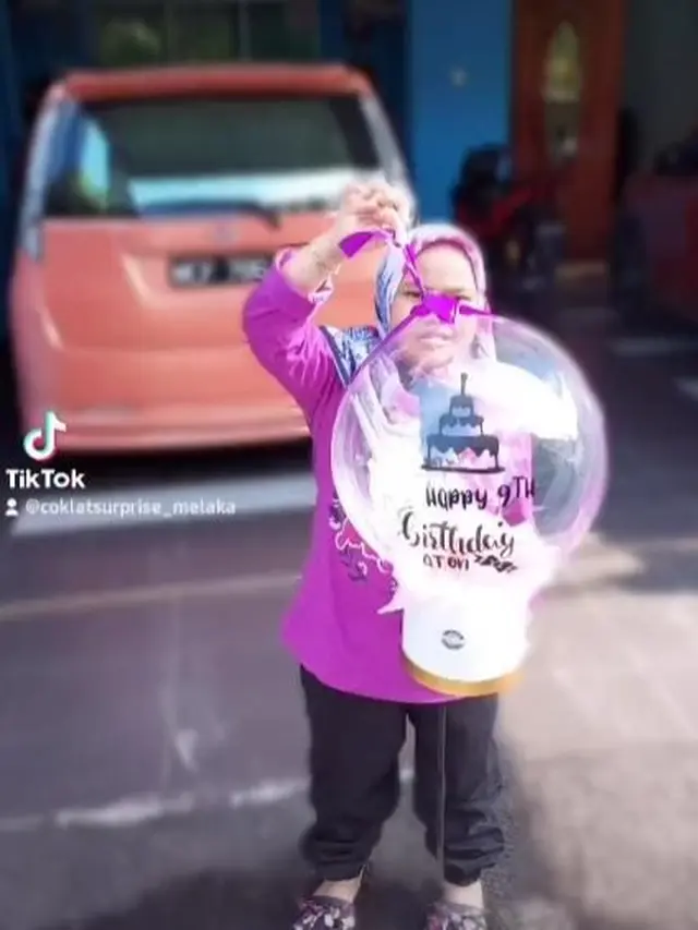 Apes, Bocah Ini Dapat Buket Uang Malah Melayang Terbawa Balon Terbang