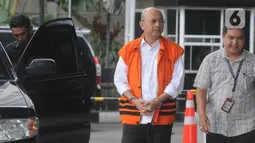 Wali Kota nonaktif Medan Tengku Dzulmi Eldin saat akan menjalani pemeriksaan oleh penyididk di Gedung KPK, Jakarta, Senin (6/1/2020). Tengku Dzulmi Eldin diperiksa sebagai tersangka terkait kasus dugaan suap proyek dan jabatan oleh Wali Kota Medan periode 2016-2021. (merdeka.com/Dwi Narwoko)