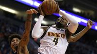Forward Nuggets, Paul Milsap (4) mencoba menembak bola dari adangan Kelly Oubre Jr, bintang Suns. (AP Photo/Rick Scuteri)