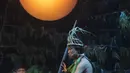 Pelakon memainkan teater bertajuk Beralas Bumi, Beratap Langit di Gedung TVRI, Jakarta, Jumat (27/9/2019). Teater yang didukung Bakti Budaya Djarum Foundation digagas Maudy Koesnaedi dan disutradarai Wawan Sofwan. (Liputan6.com/Faizal Fanani)