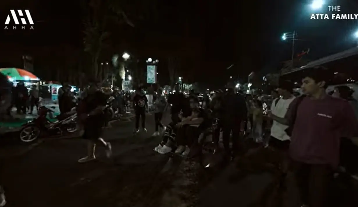 Tampak masyarakat sangat antusias untun mendekat baby Ameena. Banyak yang memanggil manggil baby Ameena hingga Aurel Hermansyah. [Youtube/AH]